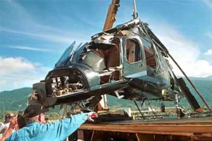 Helicoptero de Joáo paulo diniz sendo resgatado Reginaldo Pupo/Folha Imagem